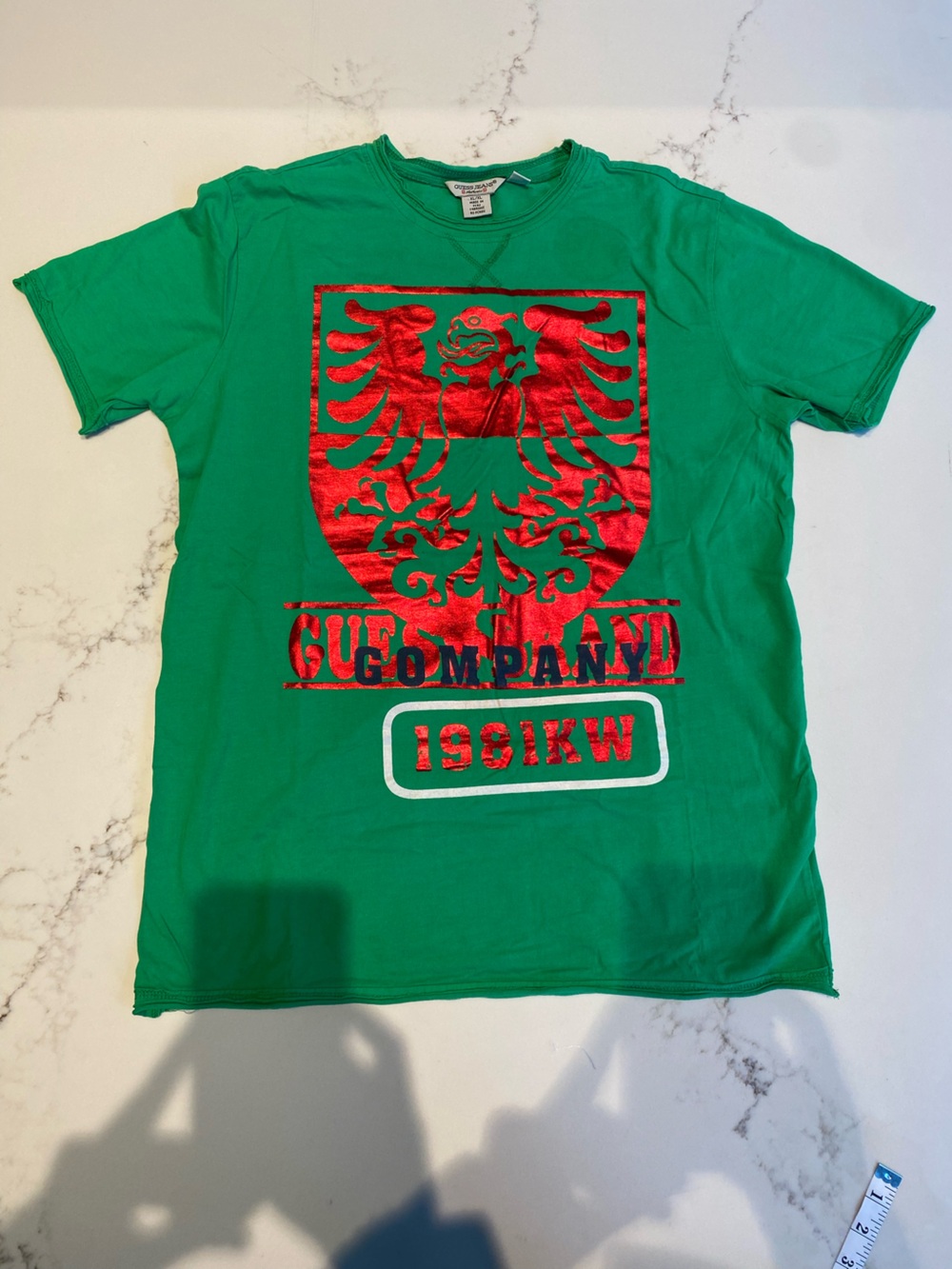 Like new - size XL - Vintage Guess T shirt